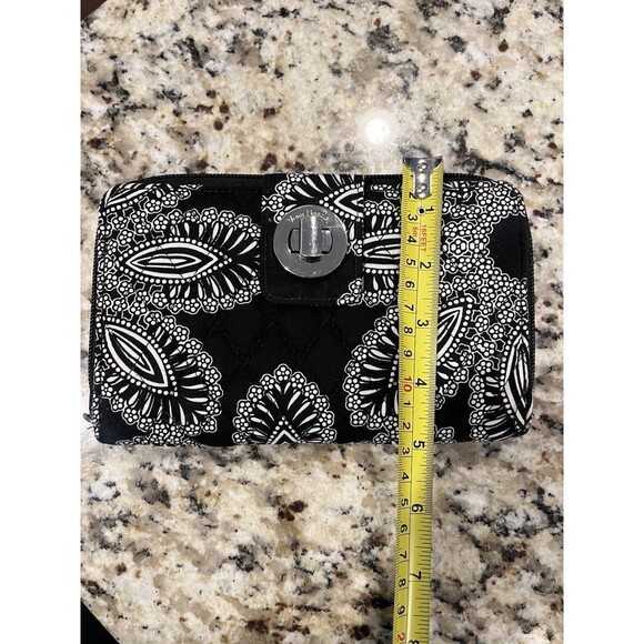Vera Bradley Turnlock Wallet in Blanco Bouquet Zipper EUC - Picture 11 of 12